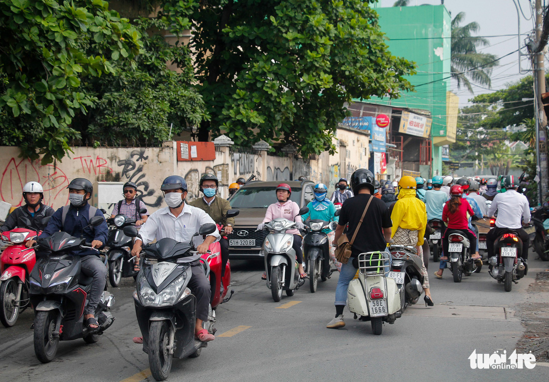 Nhiều người bỡ ngỡ ngày đầu cấm xe qua cầu vượt Nguyễn Hữu Cảnh - Ảnh 5.