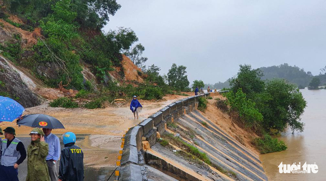 Mưa lớn dồn dập, nhà dân Nghệ An ngập tới nóc, huy động xe cứu hỏa cứu người - Ảnh 7.