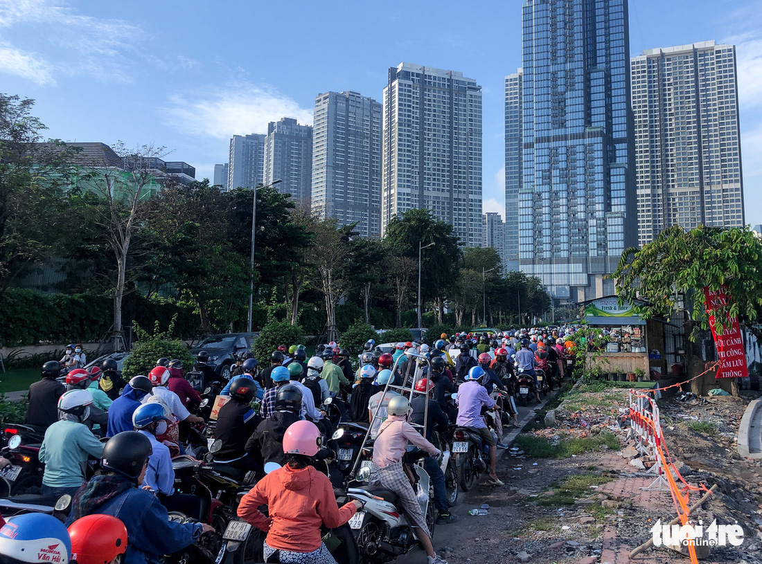 Hàng trăm ôtô, xe máy chôn chân do bắt đầu cấm xe lên cầu vượt Nguyễn Hữu Cảnh - Ảnh 5.