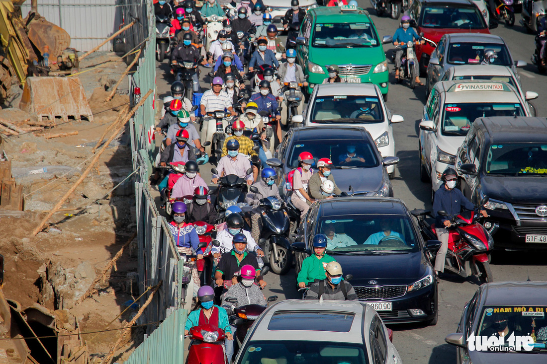 Hàng trăm ôtô, xe máy chôn chân do bắt đầu cấm xe lên cầu vượt Nguyễn Hữu Cảnh - Ảnh 3.