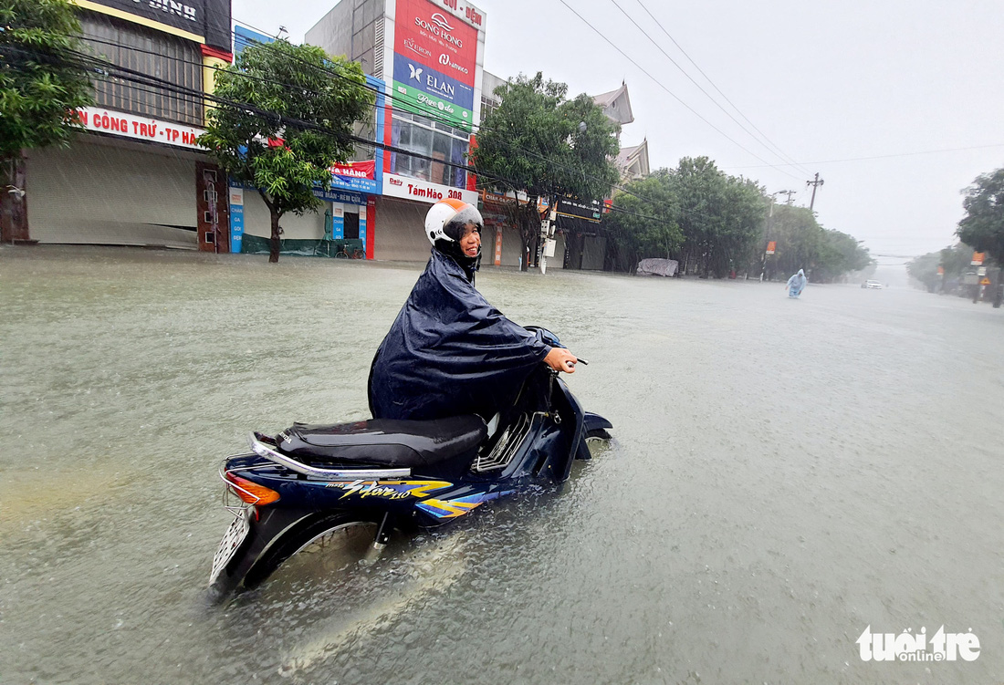 Mưa trắng trời, đường phố như sông, người dân Hà Tĩnh nháo nhào di tản - Ảnh 7.