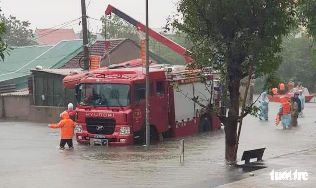 Mưa lớn dồn dập, nhà dân Nghệ An ngập tới nóc, huy động xe cứu hỏa cứu người - Ảnh 3.