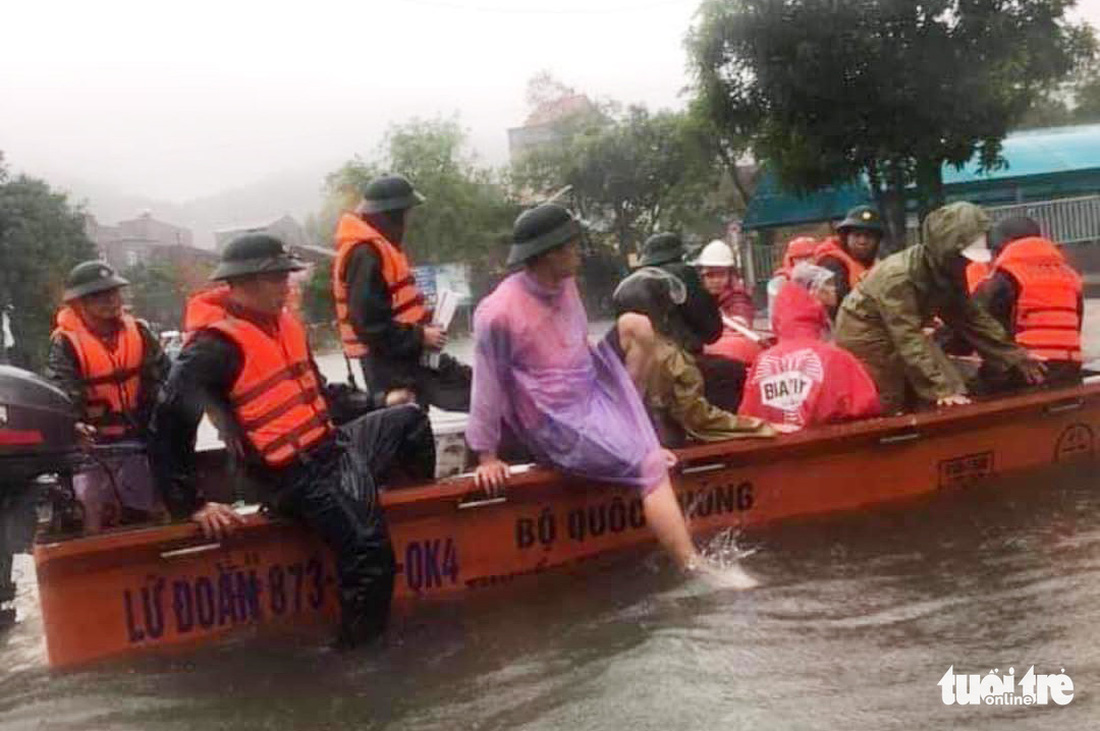 Mưa lớn dồn dập, nhà dân Nghệ An ngập tới nóc, huy động xe cứu hỏa cứu người - Ảnh 9.