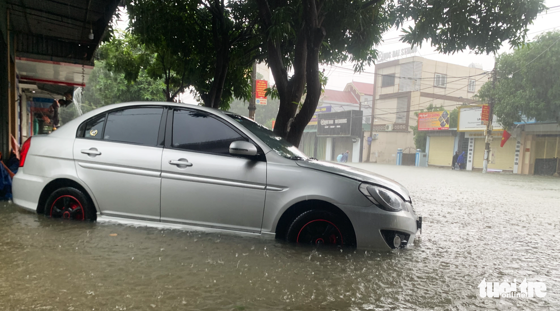 Mưa trắng trời, đường phố như sông, người dân Hà Tĩnh nháo nhào di tản - Ảnh 12.