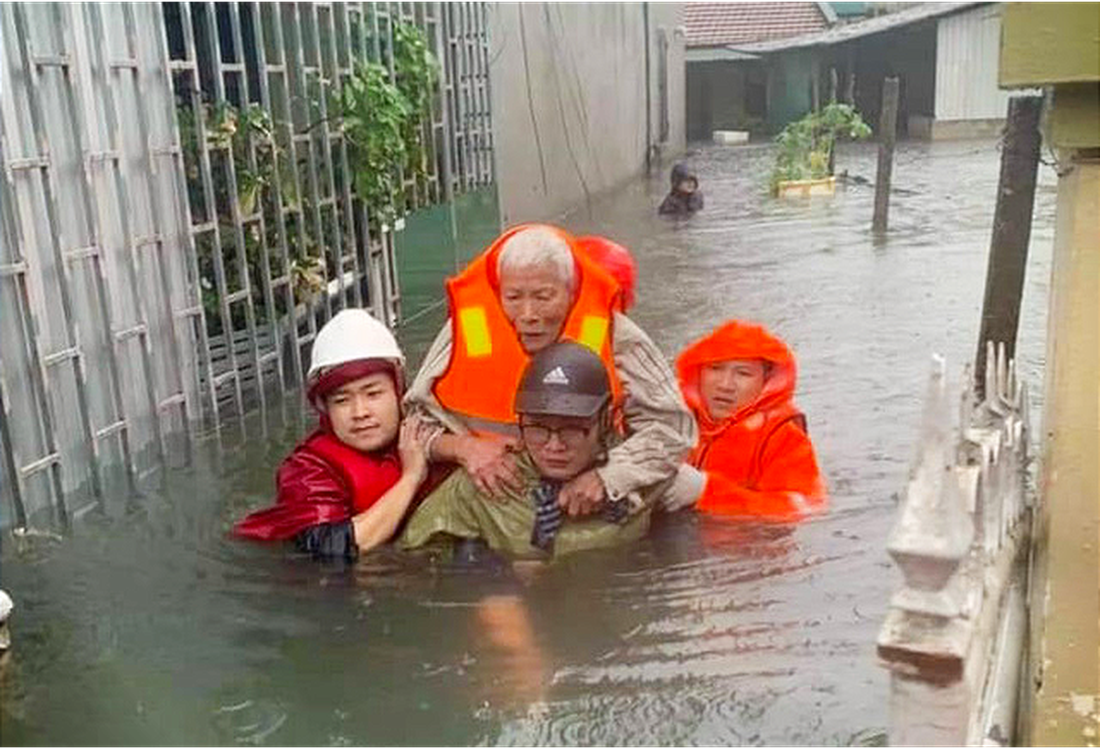 Mưa lớn dồn dập, nhà dân Nghệ An ngập tới nóc, huy động xe cứu hỏa cứu người - Ảnh 4.