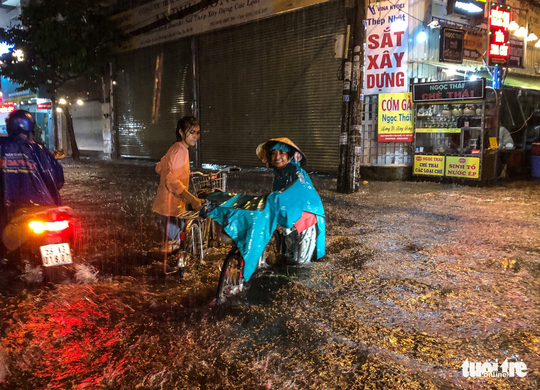 Mưa lớn đường Sài Gòn mênh mông dậy sóng, dân đắp đê ngăn nước - Ảnh 9.