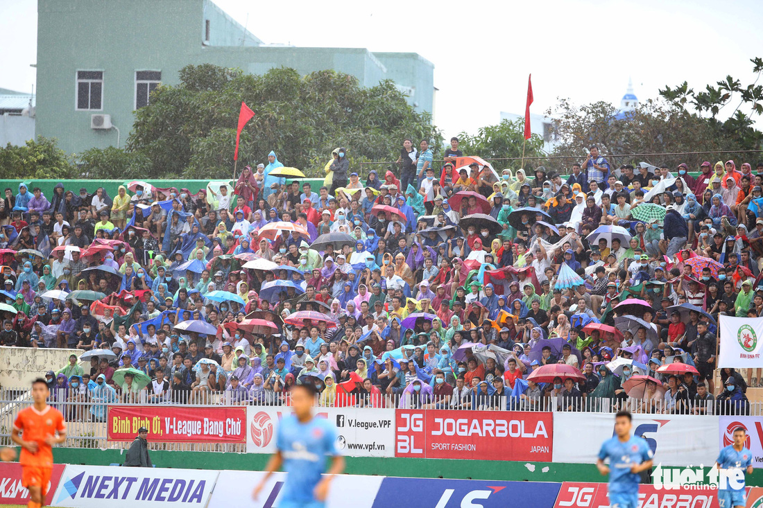 Khoảnh khắc Bình Định ăn mừng thăng hạng V-League sau 12 năm chờ đợi - Ảnh 2.