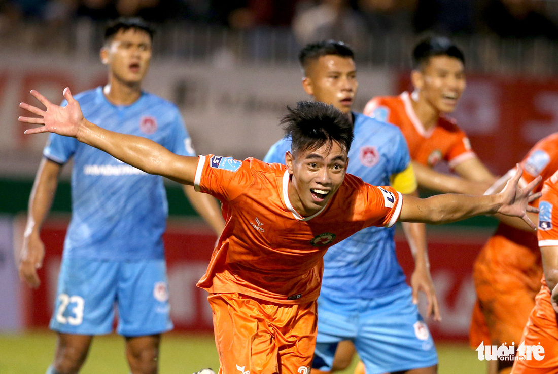 Khoảnh khắc Bình Định ăn mừng thăng hạng V-League sau 12 năm chờ đợi - Ảnh 3.