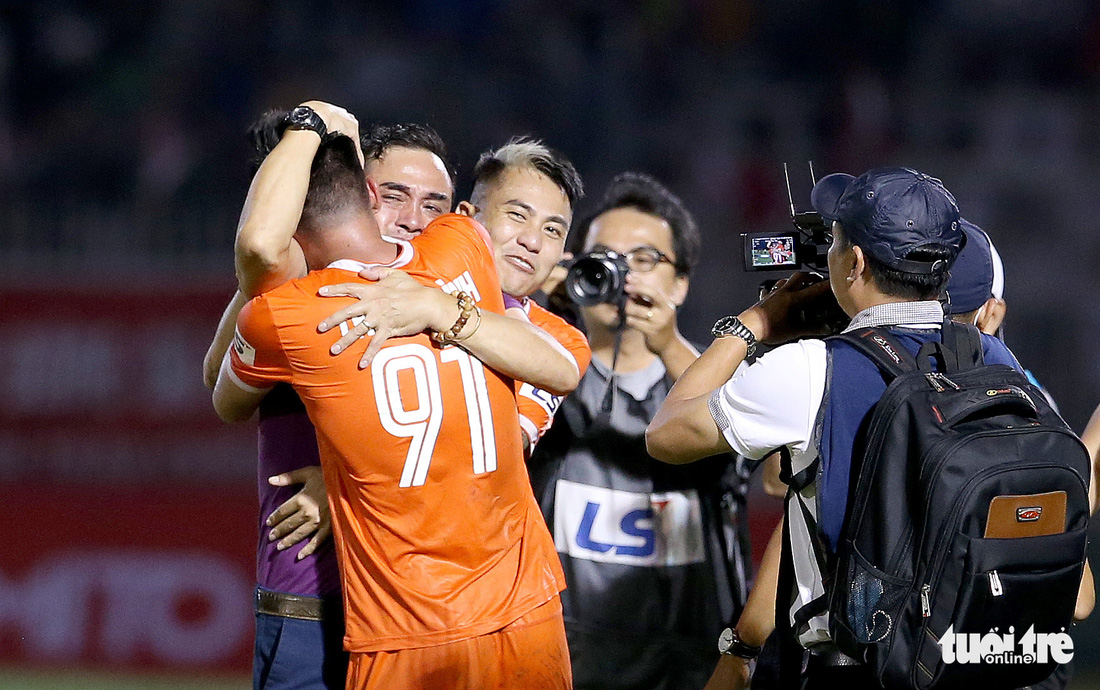 Khoảnh khắc Bình Định ăn mừng thăng hạng V-League sau 12 năm chờ đợi - Ảnh 5.