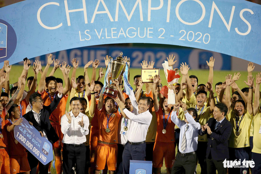 Khoảnh khắc Bình Định ăn mừng thăng hạng V-League sau 12 năm chờ đợi - Ảnh 9.