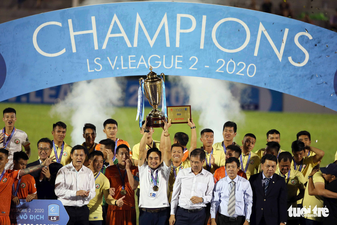 Khoảnh khắc Bình Định ăn mừng thăng hạng V-League sau 12 năm chờ đợi - Ảnh 10.