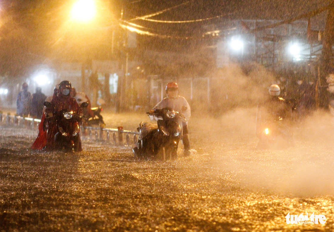 Mưa lớn đường Sài Gòn mênh mông dậy sóng, dân đắp đê ngăn nước - Ảnh 8.