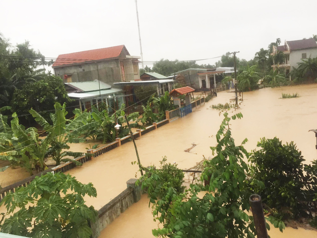 Miền Trung nơi lũ rút, nơi vẫn ngập sâu, mưa to - Ảnh 2.