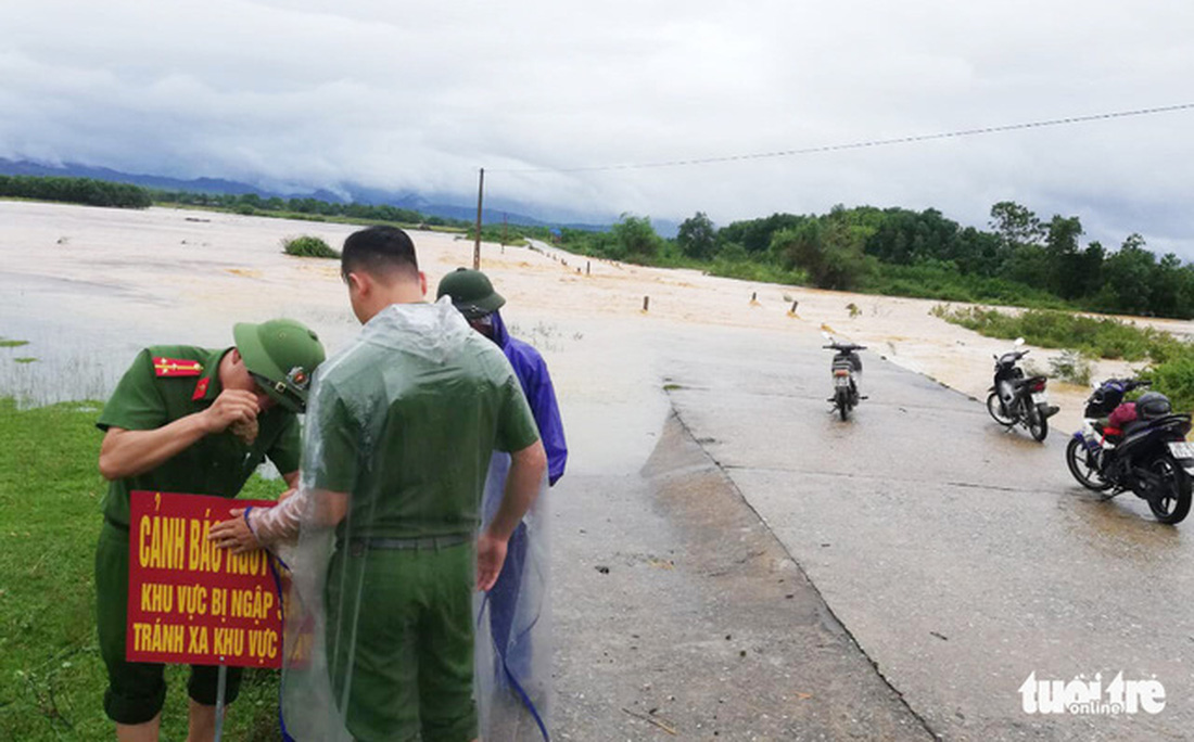 Miền Trung nơi lũ rút, nơi vẫn ngập sâu, mưa to - Ảnh 4.