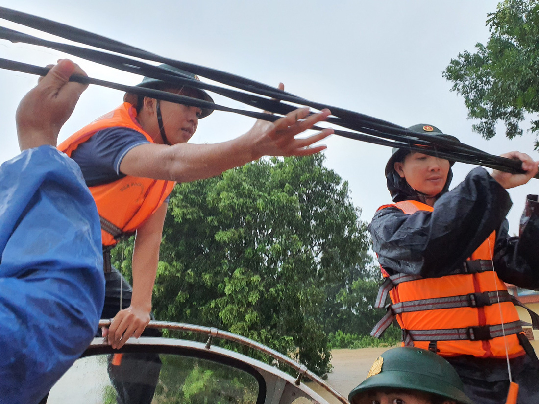 Cứu hàng trăm người dân trên nóc nhà giữa tâm lũ lịch sử ở Quảng Trị - Ảnh 7.