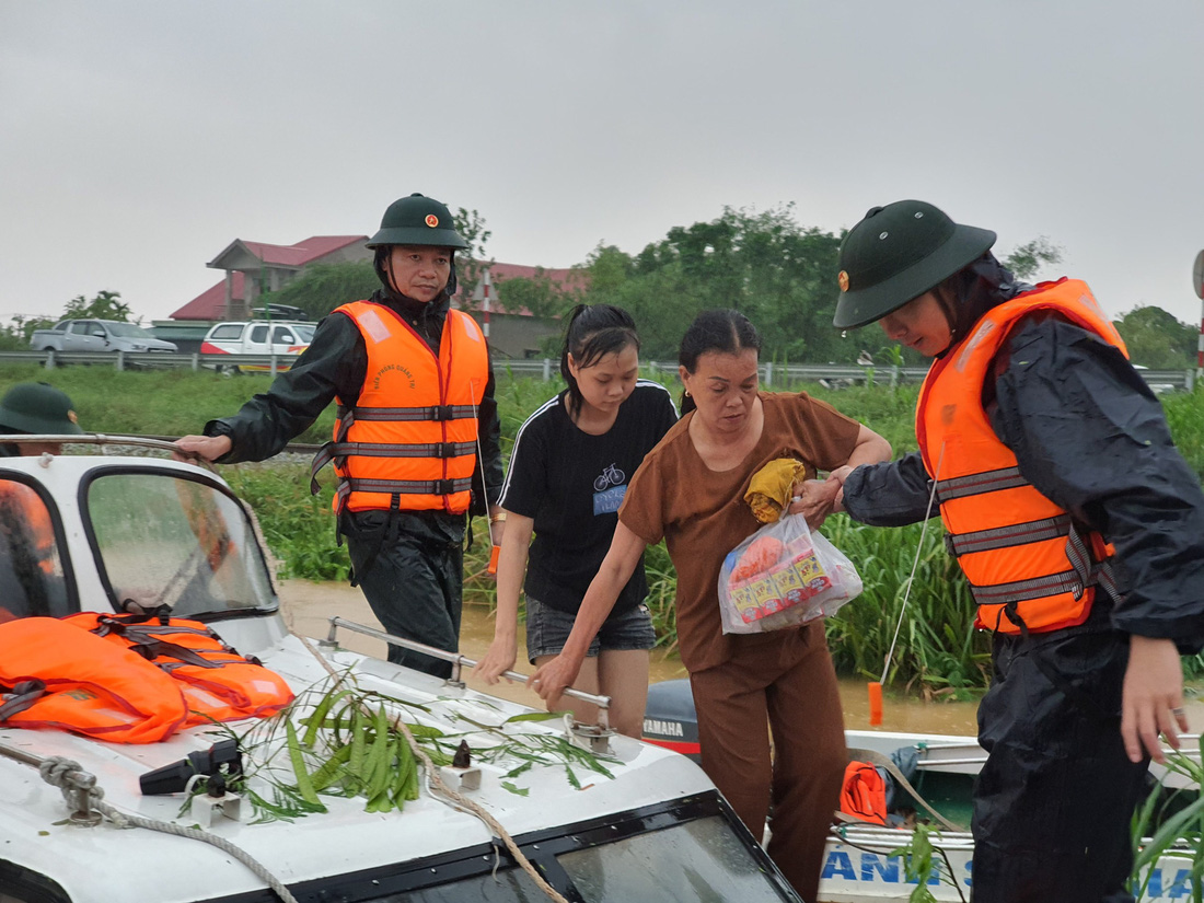 Cứu hàng trăm người dân trên nóc nhà giữa tâm lũ lịch sử ở Quảng Trị - Ảnh 9.