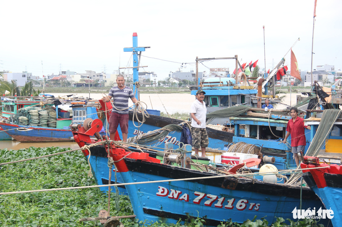 Ngư dân Đà Nẵng đưa thuyền vào sâu sông Hàn, nhường chỗ cho tàu tỉnh bạn trú bão - Ảnh 4.