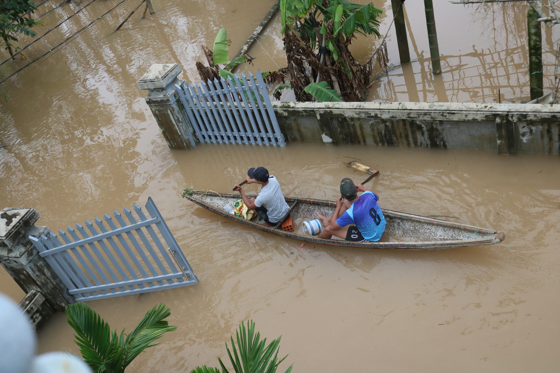 Thương những ngôi làng hơn 30 ngày còn ngâm trong nước - Ảnh 2.