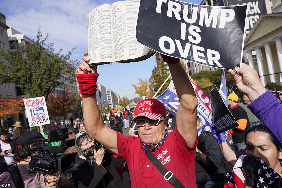 Người ủng hộ và người phản đối ông Trump đối đầu nhau ở thủ đô Washington - Ảnh 6.