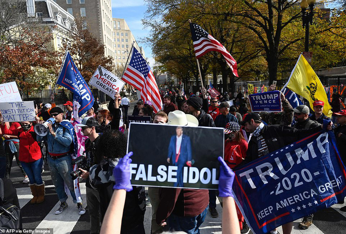 Người ủng hộ và người phản đối ông Trump đối đầu nhau ở thủ đô Washington - Ảnh 7.