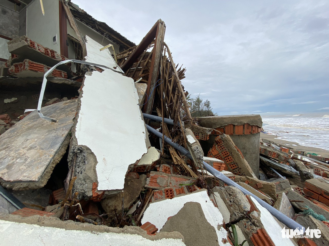Sau bão, villa, nhà hàng dọc biển Hội An bị sóng đánh toác, sụp đổ - Ảnh 1.