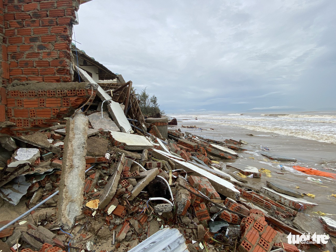 Sau bão, villa, nhà hàng dọc biển Hội An bị sóng đánh toác, sụp đổ - Ảnh 12.
