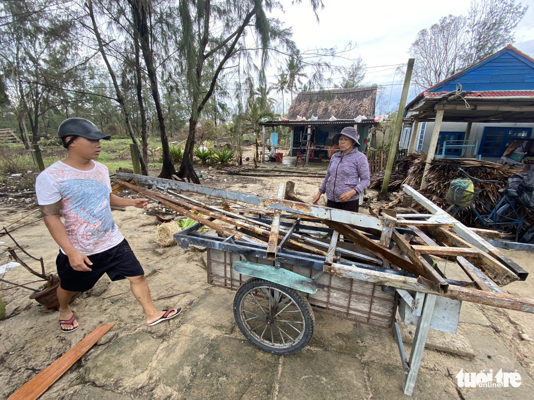 Sau bão, villa, nhà hàng dọc biển Hội An bị sóng đánh toác, sụp đổ - Ảnh 14.