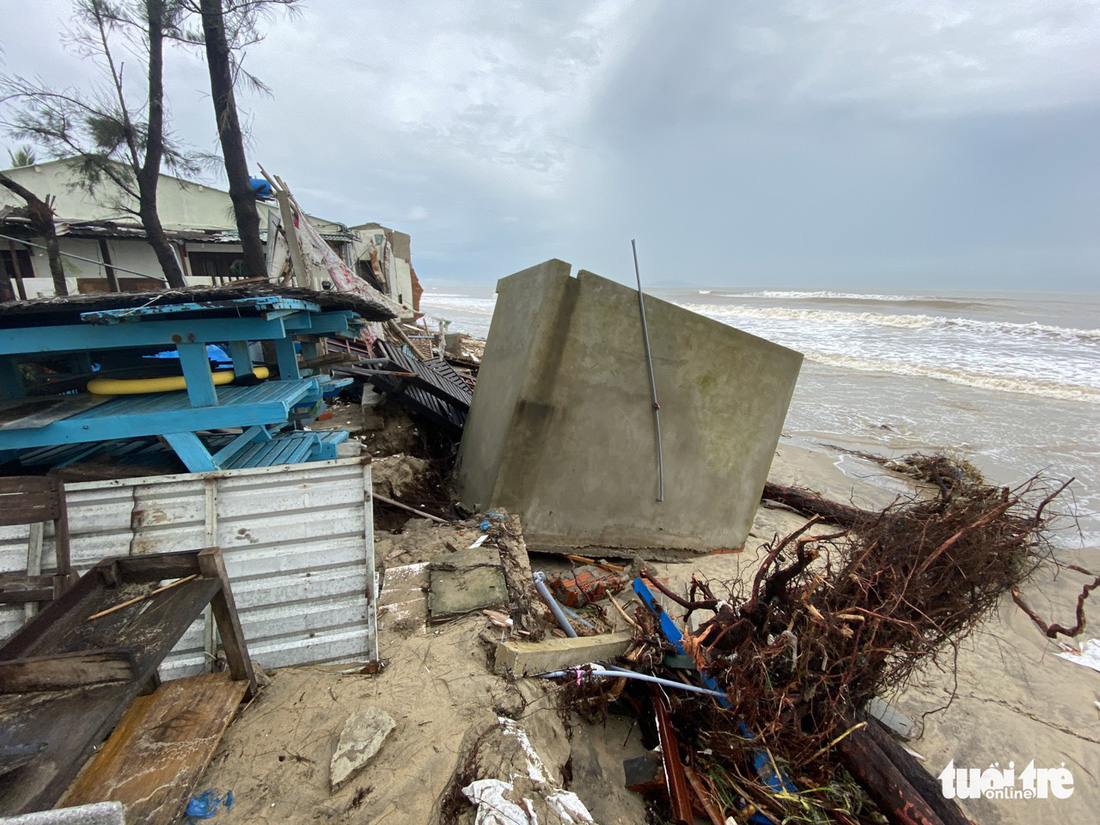 Sau bão, villa, nhà hàng dọc biển Hội An bị sóng đánh toác, sụp đổ - Ảnh 15.