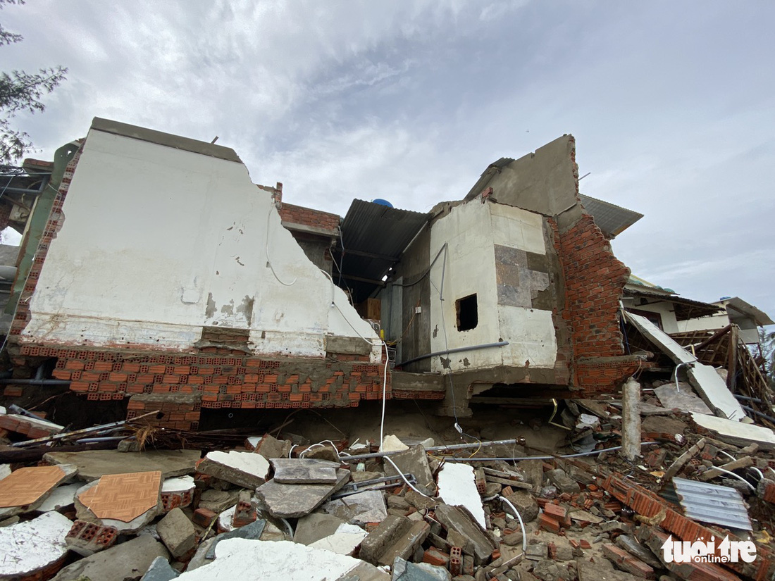 Sau bão, villa, nhà hàng dọc biển Hội An bị sóng đánh toác, sụp đổ - Ảnh 6.