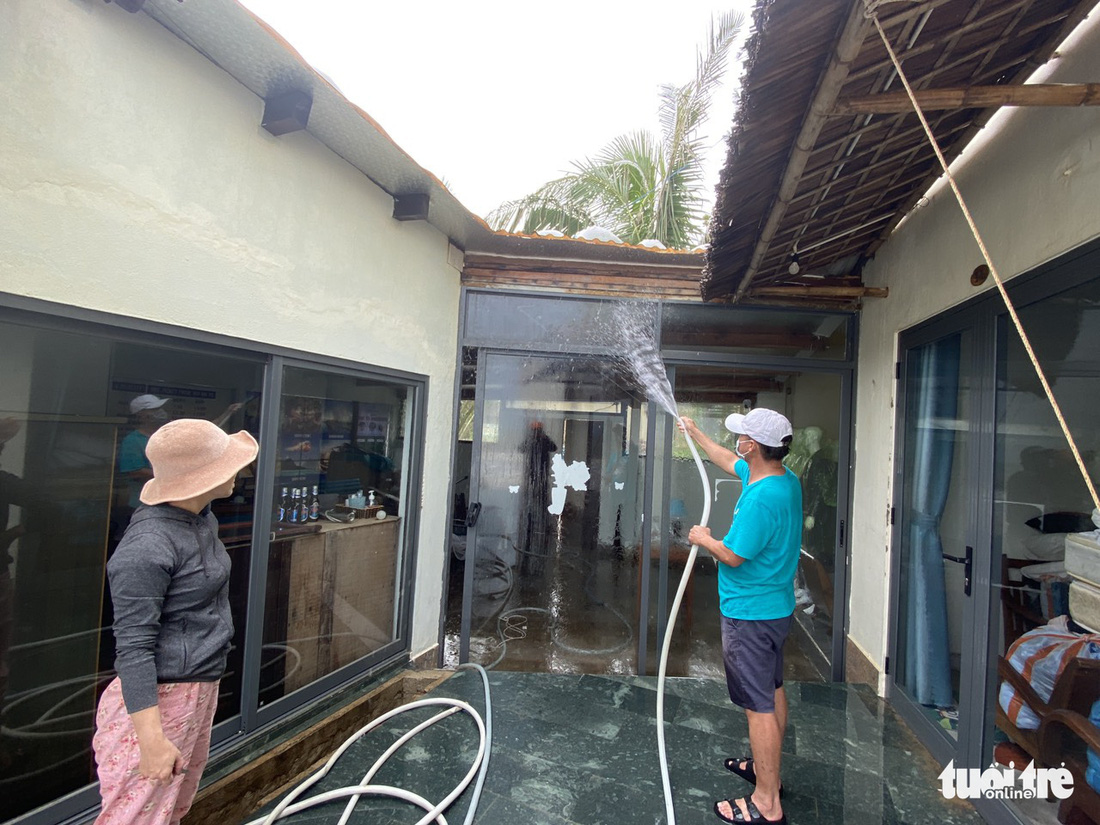 Sau bão, villa, nhà hàng dọc biển Hội An bị sóng đánh toác, sụp đổ - Ảnh 11.