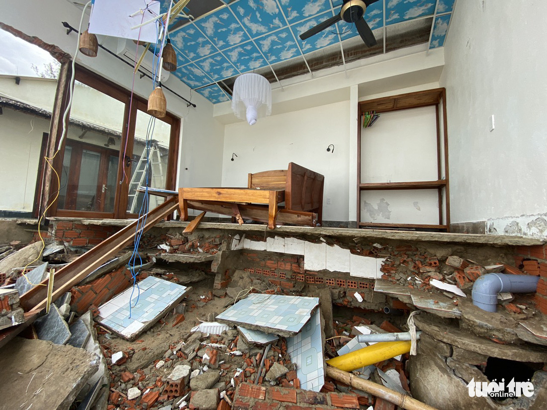 Sau bão, villa, nhà hàng dọc biển Hội An bị sóng đánh toác, sụp đổ - Ảnh 9.