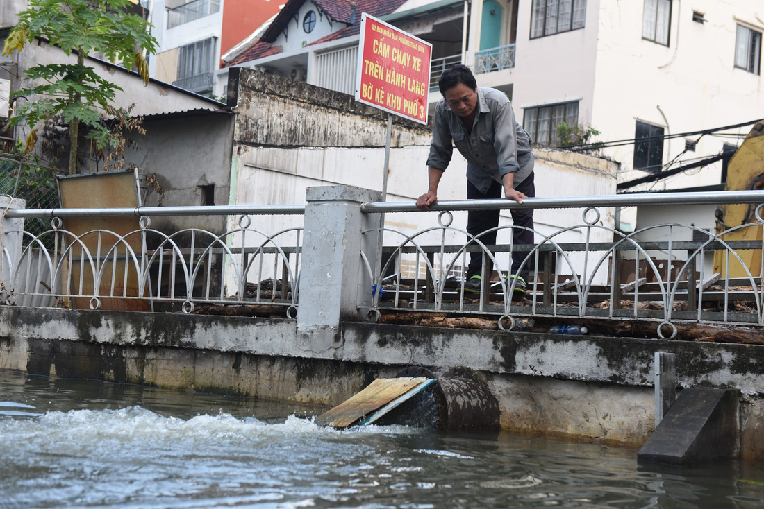 Sài Gòn vật lộn với triều cường mênh mông, máy bơm nước hoạt động mệt nghỉ - Ảnh 11.