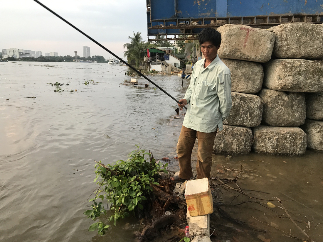 Sài Gòn vật lộn với triều cường mênh mông, máy bơm nước hoạt động mệt nghỉ - Ảnh 3.