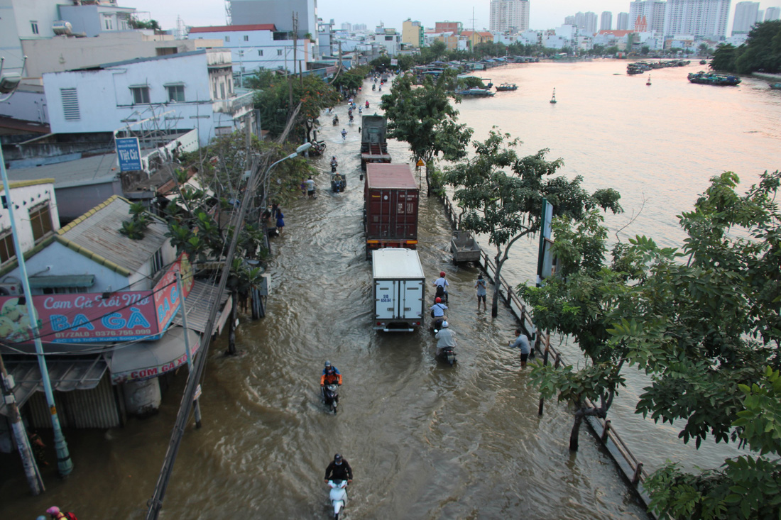 Sài Gòn vật lộn với triều cường mênh mông, máy bơm nước hoạt động mệt nghỉ - Ảnh 8.