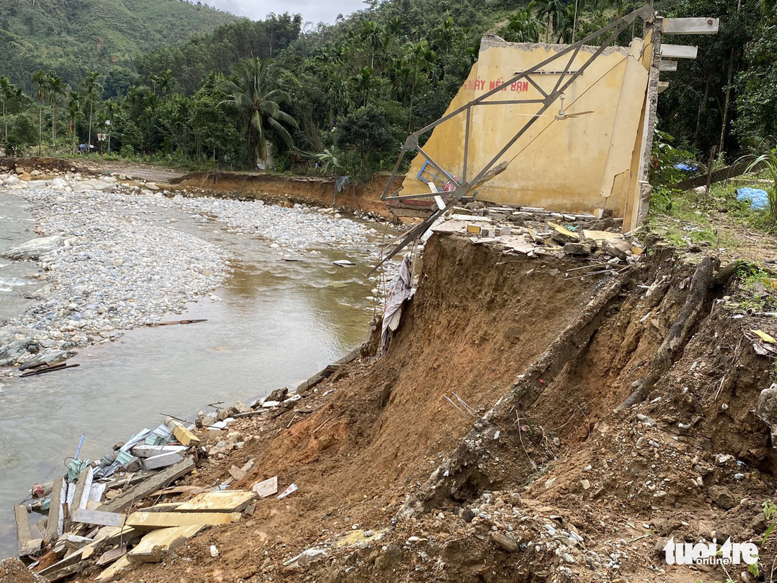 Làng Tăk Pát hoang tàn sau lũ quét - Ảnh 6.