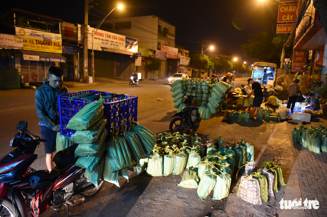 Chợ côn trùng bán châu chấu, cào cào, dế... trong 2 giờ mỗi sáng Sài Gòn - Ảnh 2.