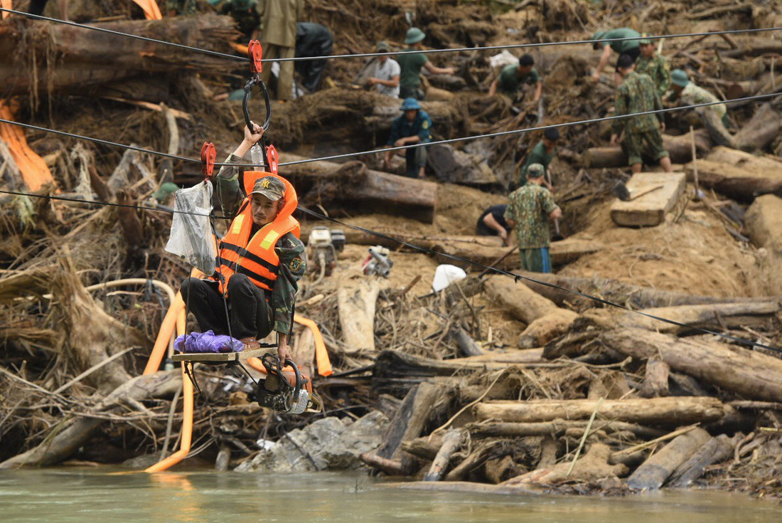 Cào bùn, bới đất tìm tung tích nạn nhân còn mất tích ở Trà Leng - Ảnh 1.
