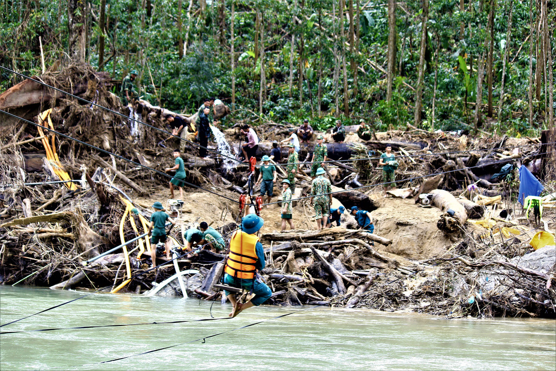 Cào bùn, bới đất tìm tung tích nạn nhân còn mất tích ở Trà Leng - Ảnh 2.