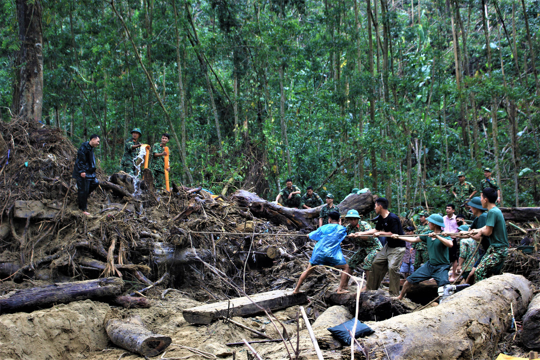 Cào bùn, bới đất tìm tung tích nạn nhân còn mất tích ở Trà Leng - Ảnh 3.