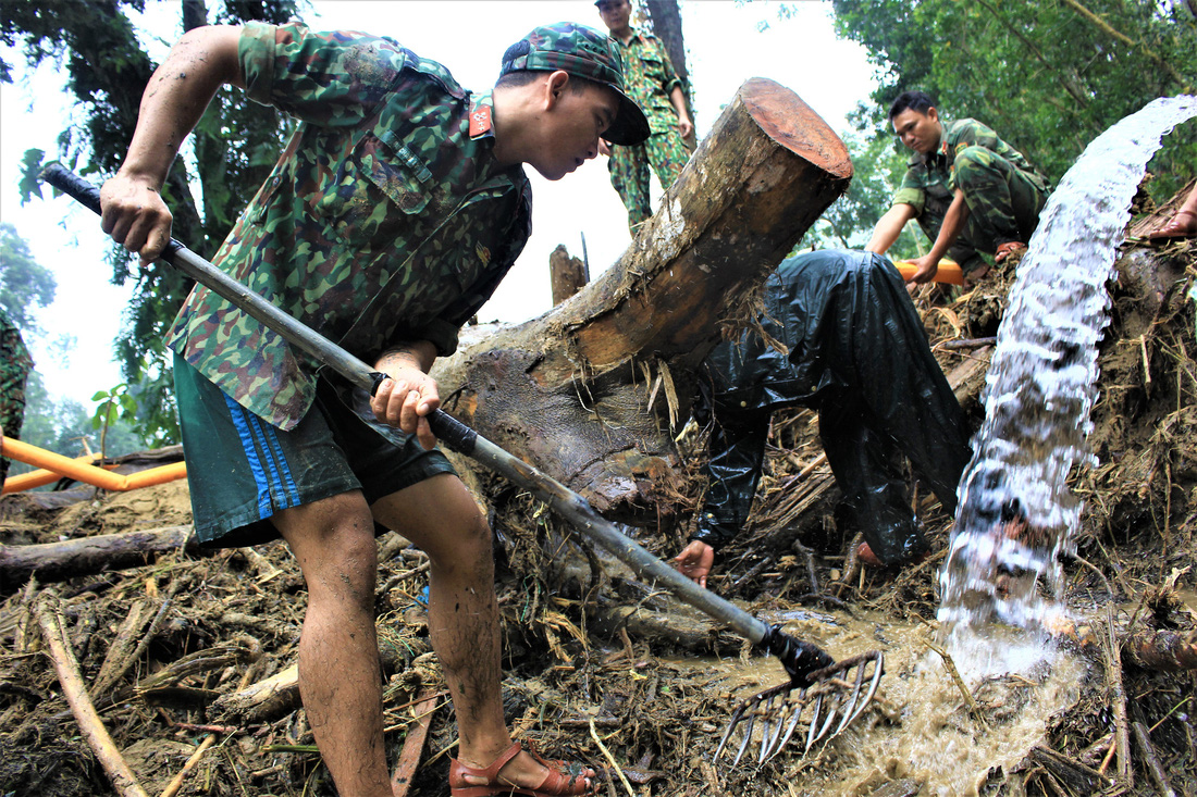 Cào bùn, bới đất tìm tung tích nạn nhân còn mất tích ở Trà Leng - Ảnh 6.