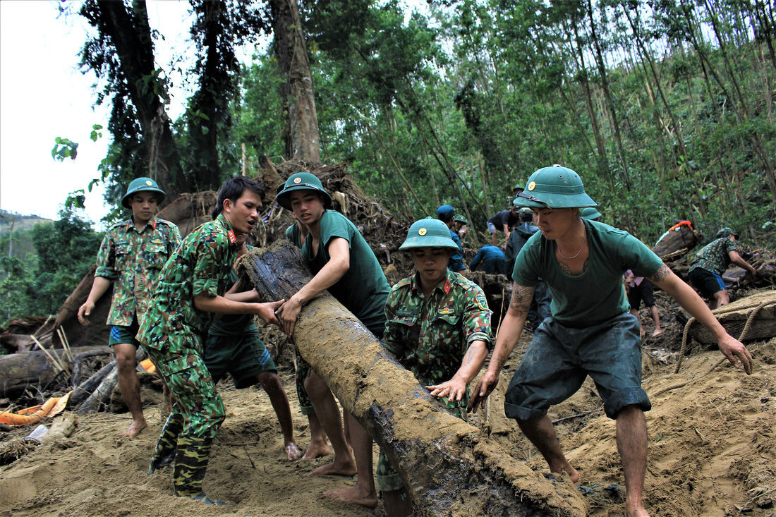 Cào bùn, bới đất tìm tung tích nạn nhân còn mất tích ở Trà Leng - Ảnh 7.