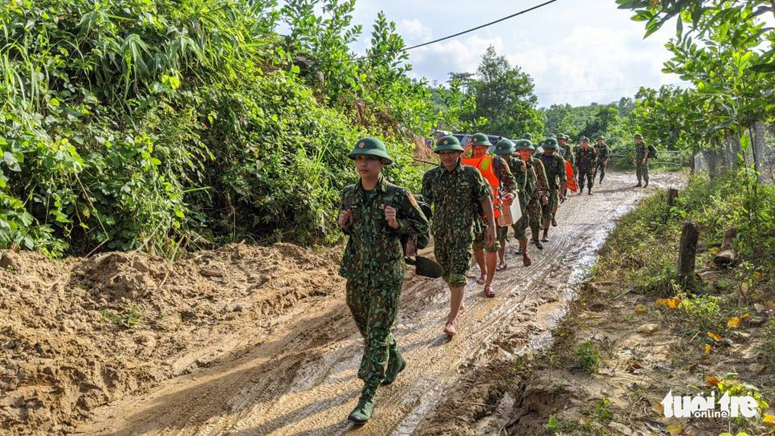 50 cán bộ chiến sĩ vượt suối tràn vào Phước Lộc tìm người mất tích - Ảnh 5.
