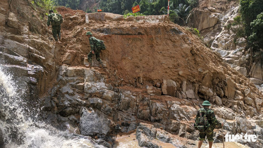 50 cán bộ chiến sĩ vượt suối tràn vào Phước Lộc tìm người mất tích - Ảnh 3.