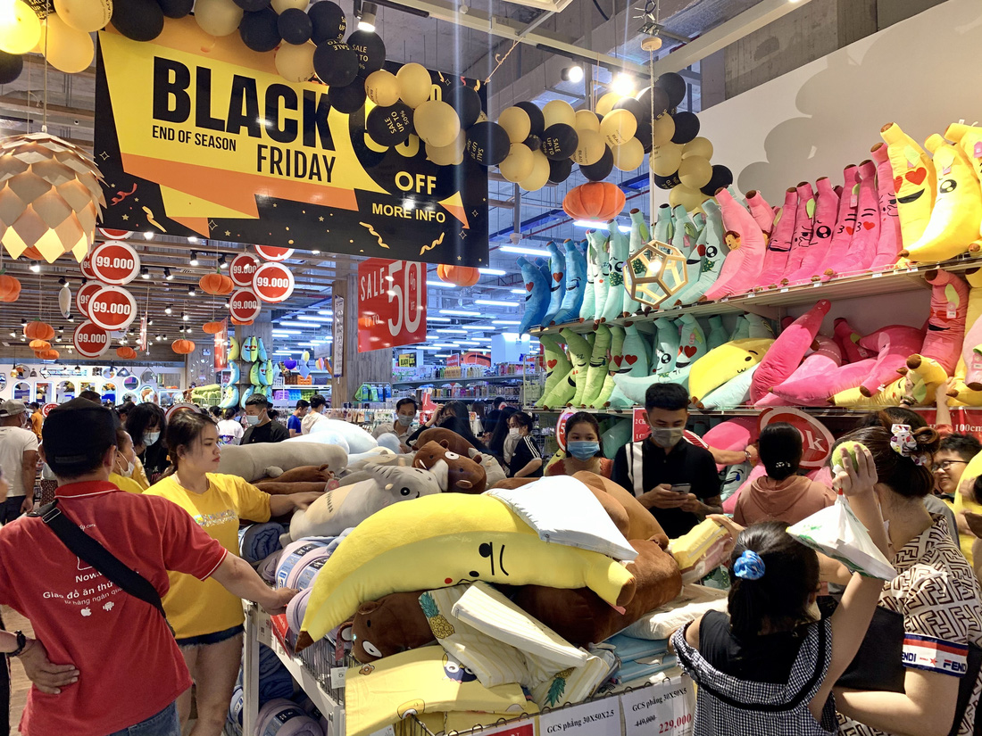 TP.HCM: đổ dồn về trung tâm thương mại săn sale Black Friday - Ảnh 10.