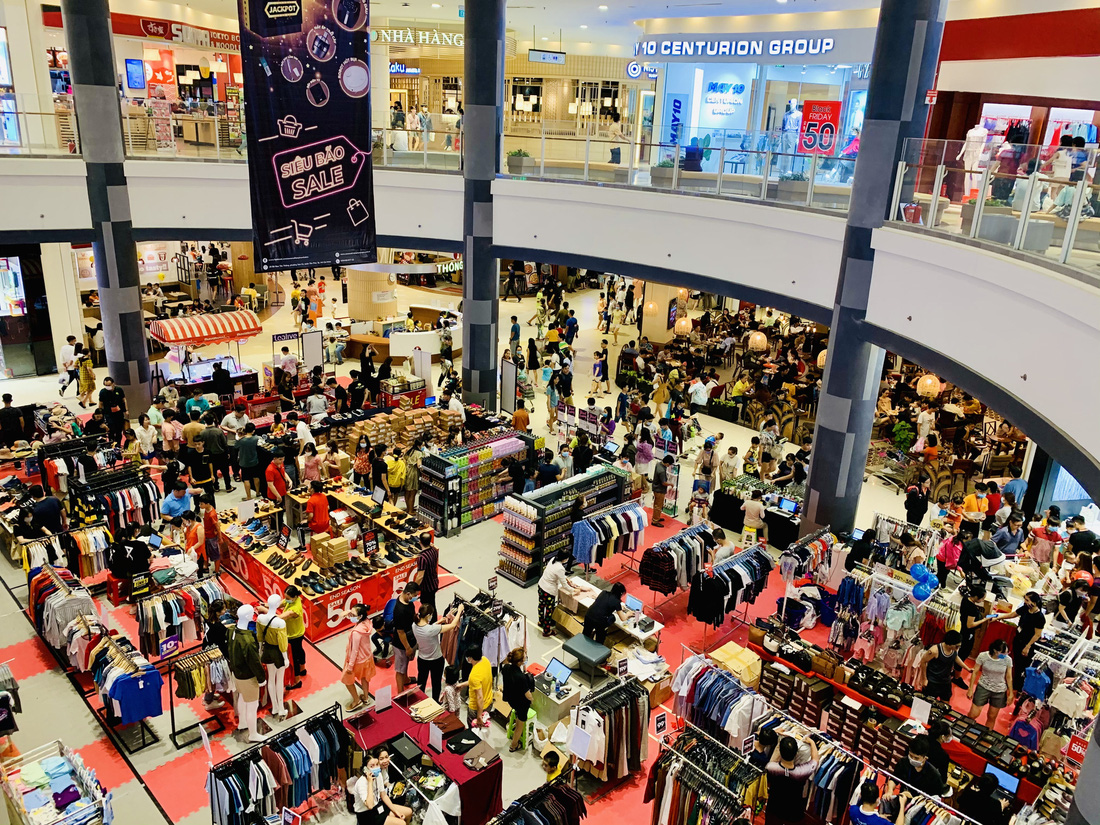 TP.HCM: đổ dồn về trung tâm thương mại săn sale Black Friday - Ảnh 7.