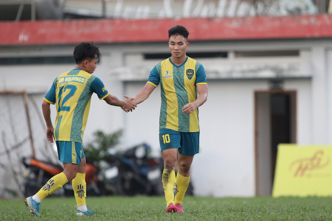 Các ngôi sao V-League khuấy động bóng đá phong trào TP.HCM - Ảnh 9.