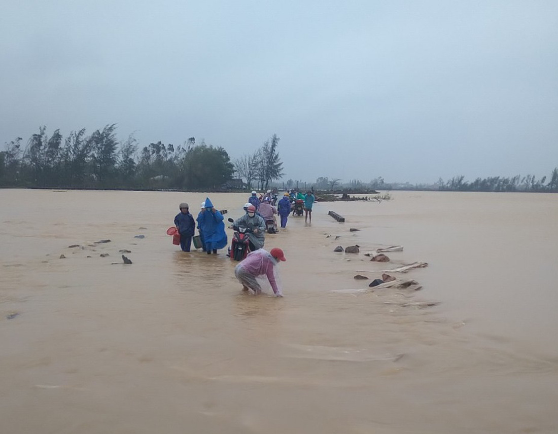 Mưa lớn, nhiều tuyến đường Quảng Nam ngập sâu trong nước - Ảnh 1.