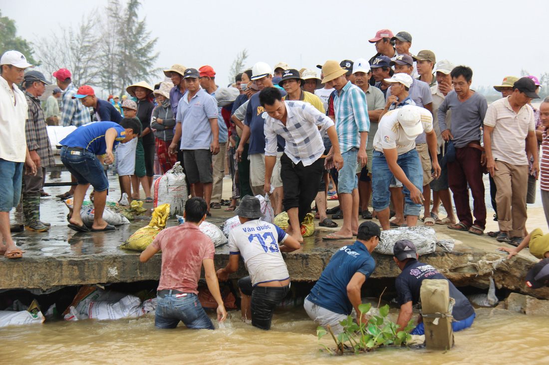 Dân làng chung tay sửa lại đập vỡ, thông đường vào khu vực bị cô lập - Ảnh 3.