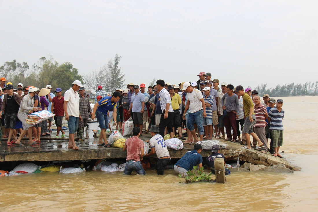 Dân làng chung tay sửa lại đập vỡ, thông đường vào khu vực bị cô lập - Ảnh 7.
