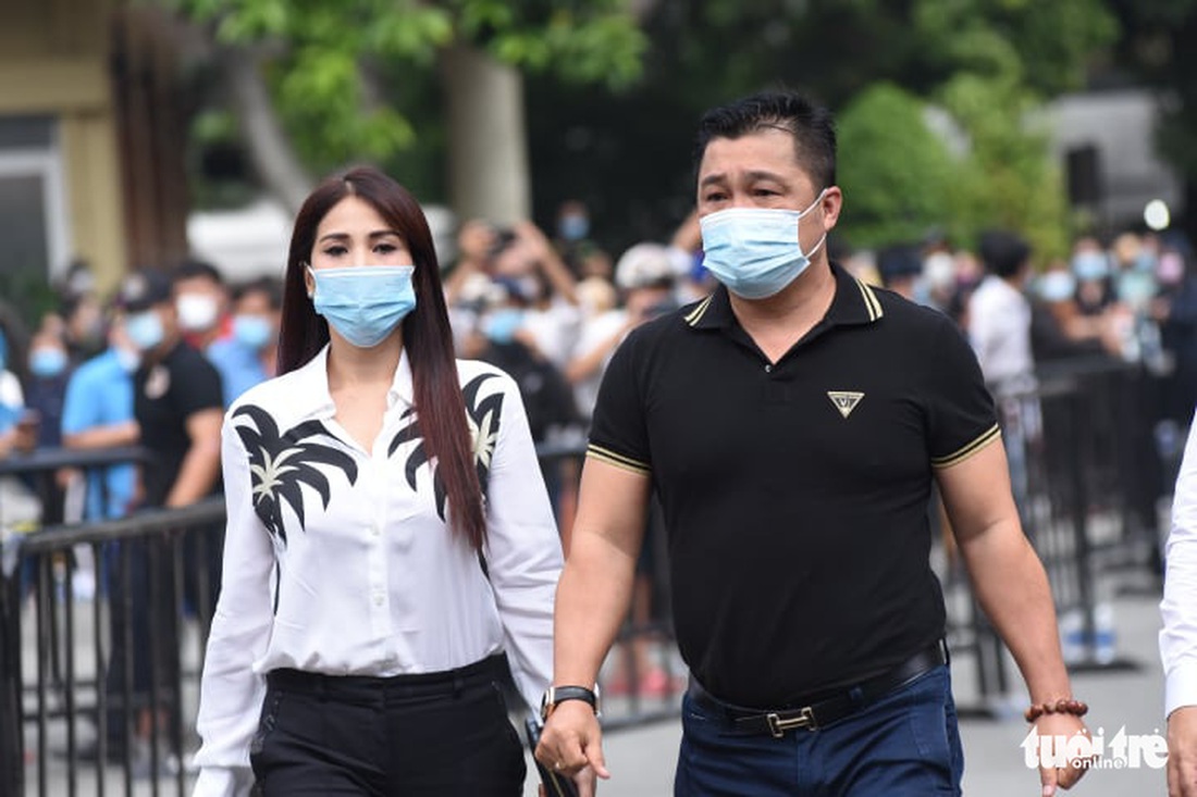 Hoài Linh, Việt Hương mang khăn tang trong suốt tang lễ Chí Tài - Ảnh 12.